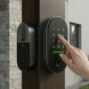 K6 Keypad installé sur une porte a l'extérieur ouverture avec une main par empreinte digitale