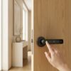 Déverrouillage avec l'empreinte digitale de l'index d'une personne un smart lock Diversihub