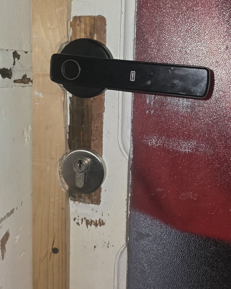 Poignée connectée installée sur une porte chez un client