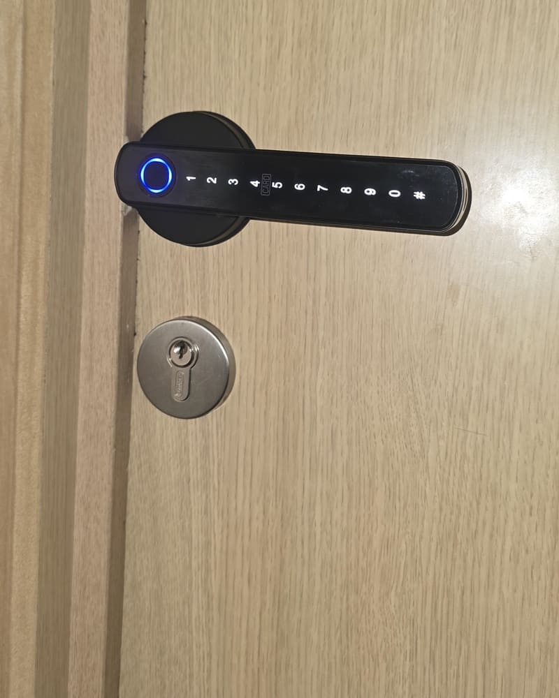 Poignée connectée installée sur une porte