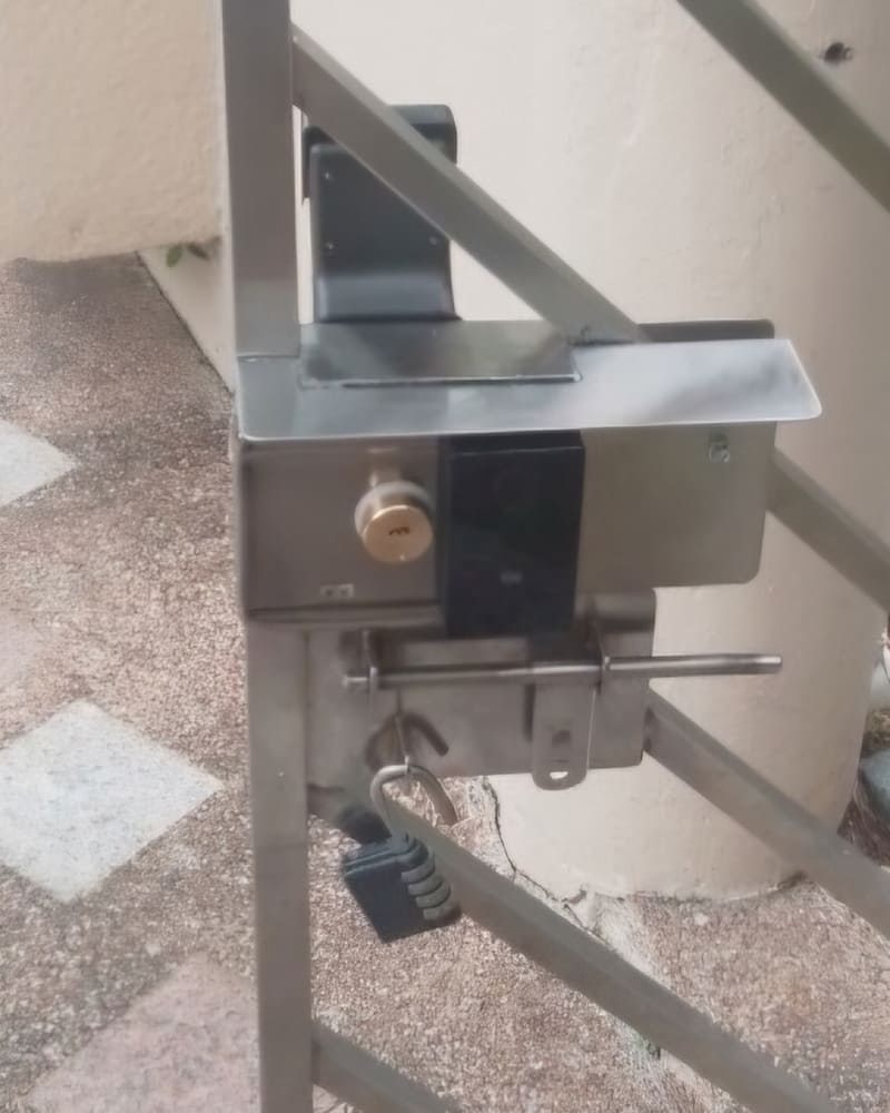 Installation d’une serrure connectée en applique sur une porte